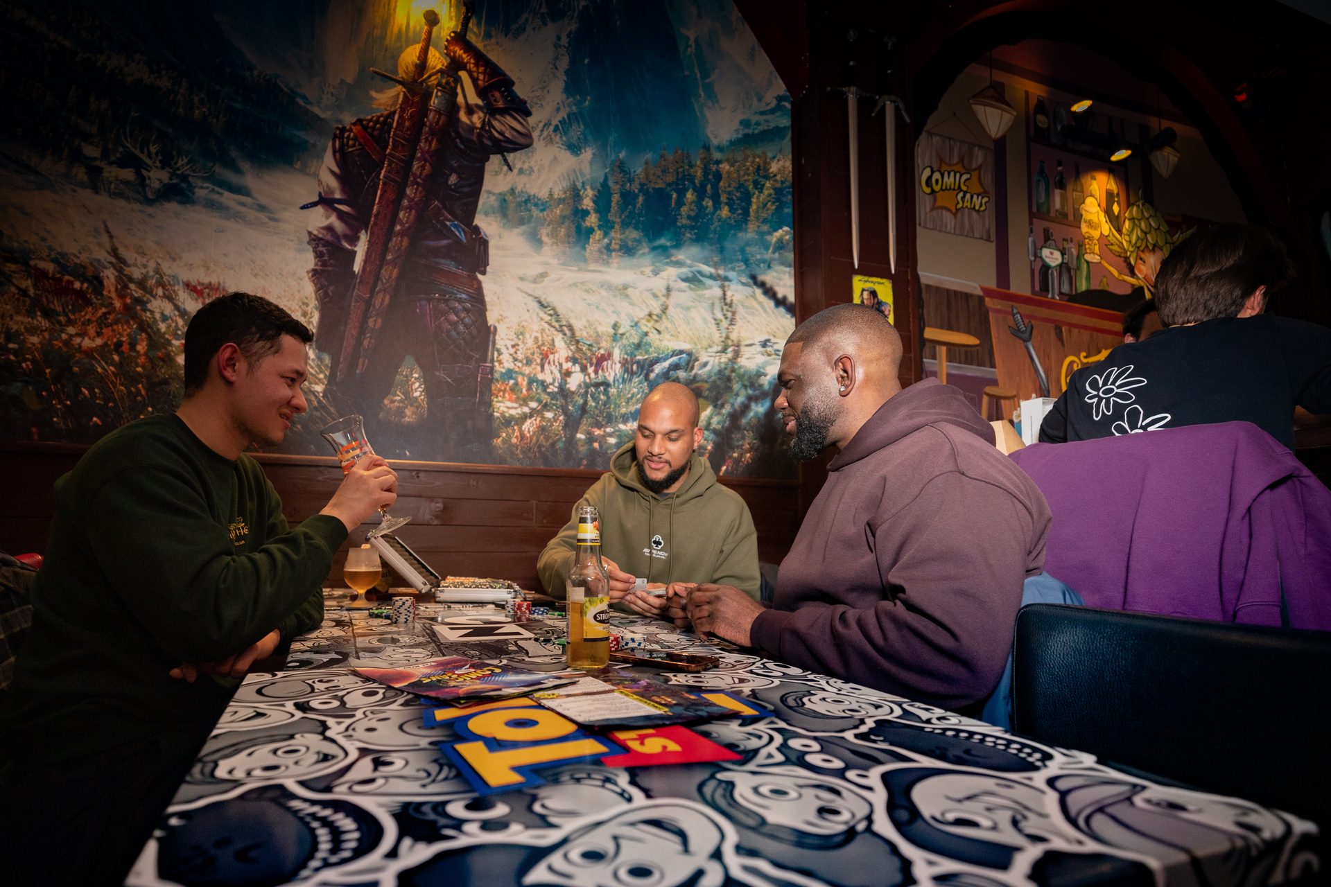 Vrienden spelen een bordspel in Café Comic Sans Brussel