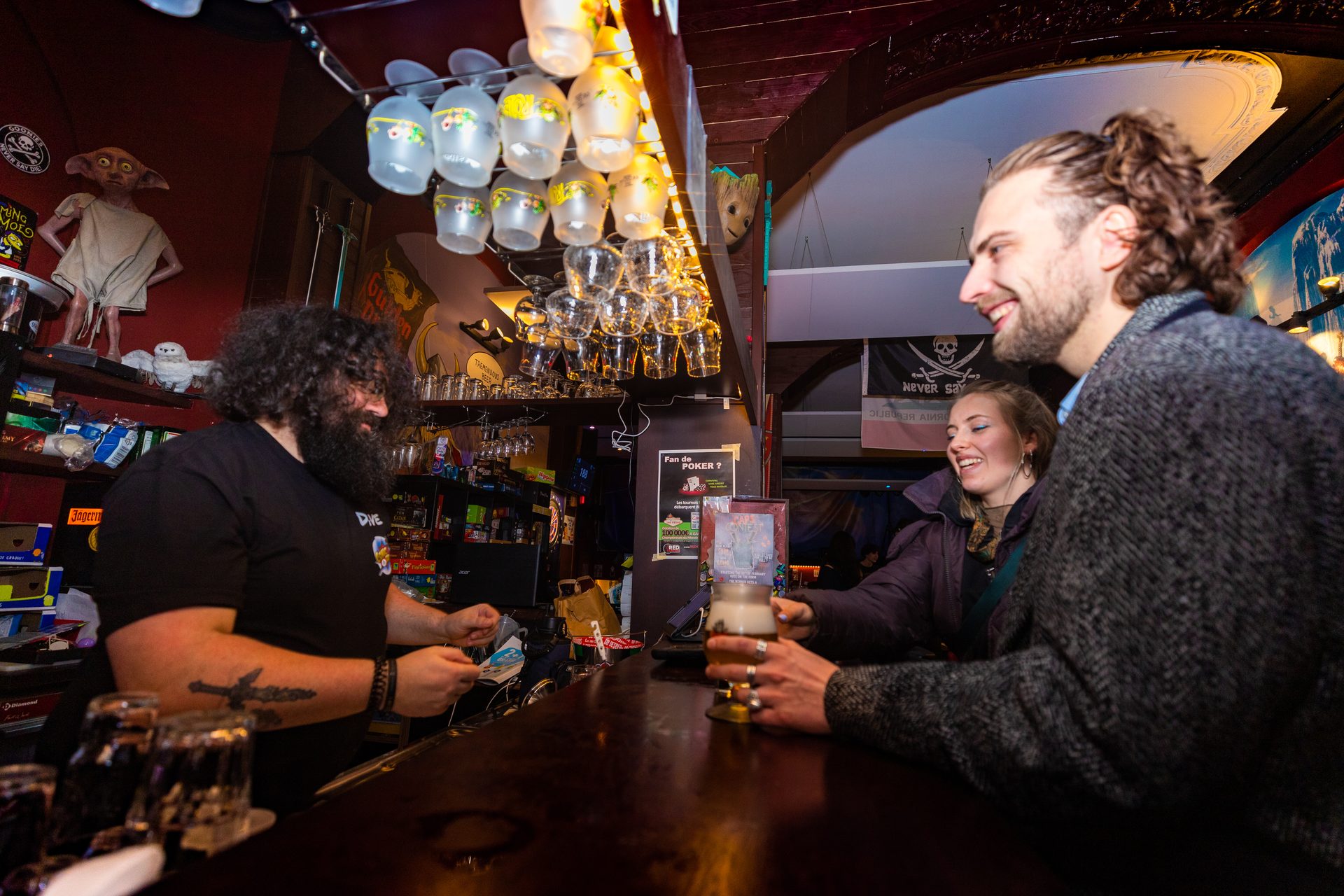 Bezoekers aan de bar in Café Comic Sans Brussel