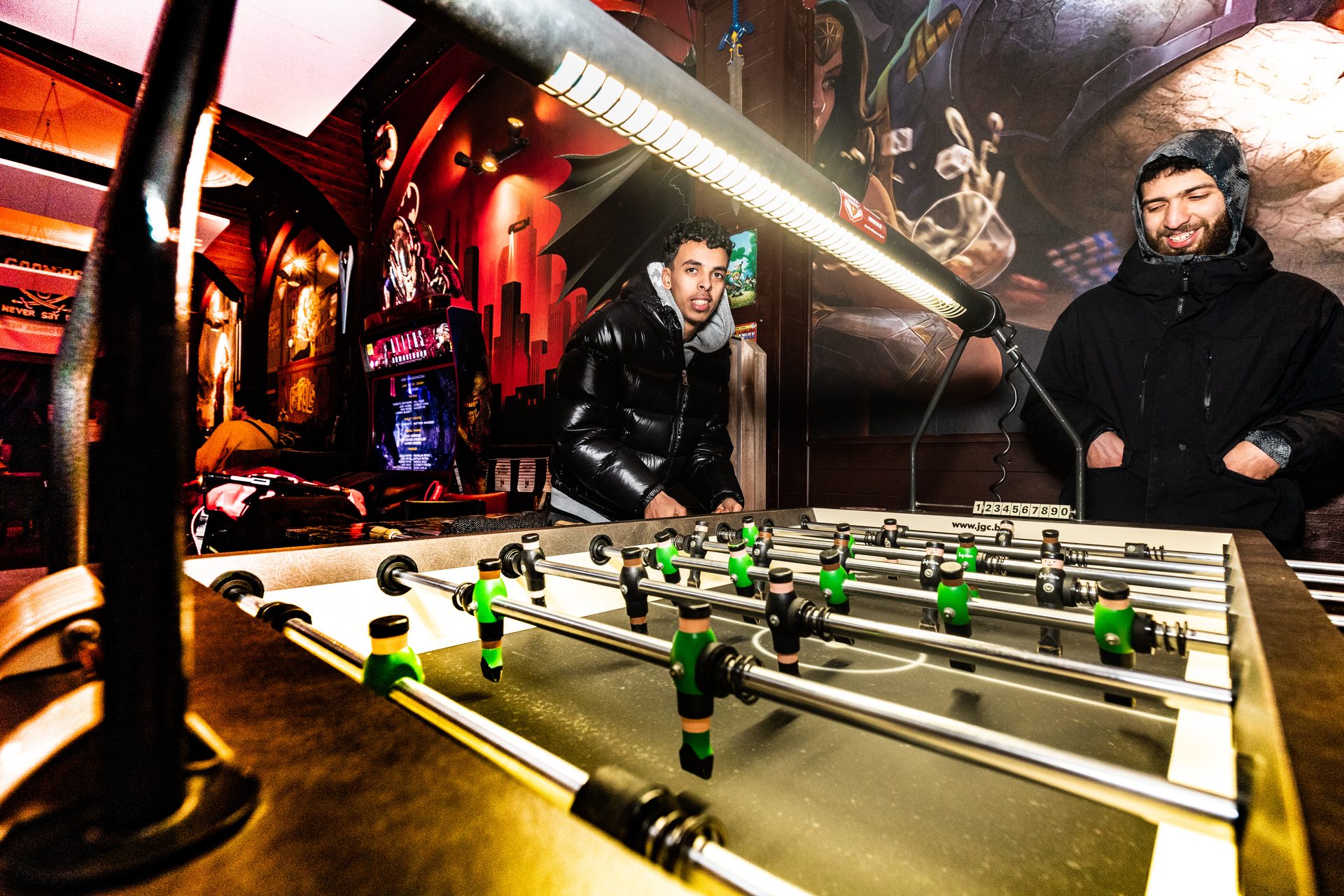 Bezoekers spelen tafelvoetbal in Café Comic Sans Brussel
