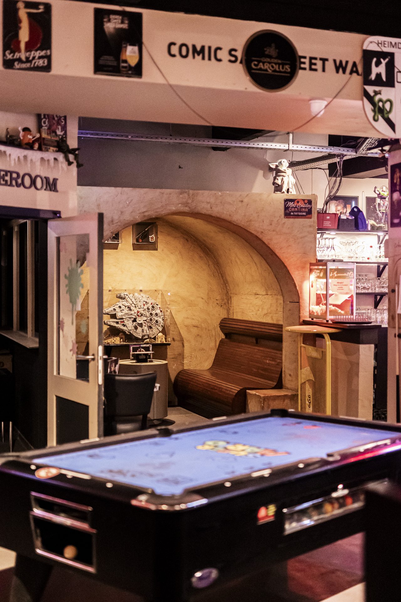 Geek lounge met Millennium Falcon in Café Comic Sans Gent