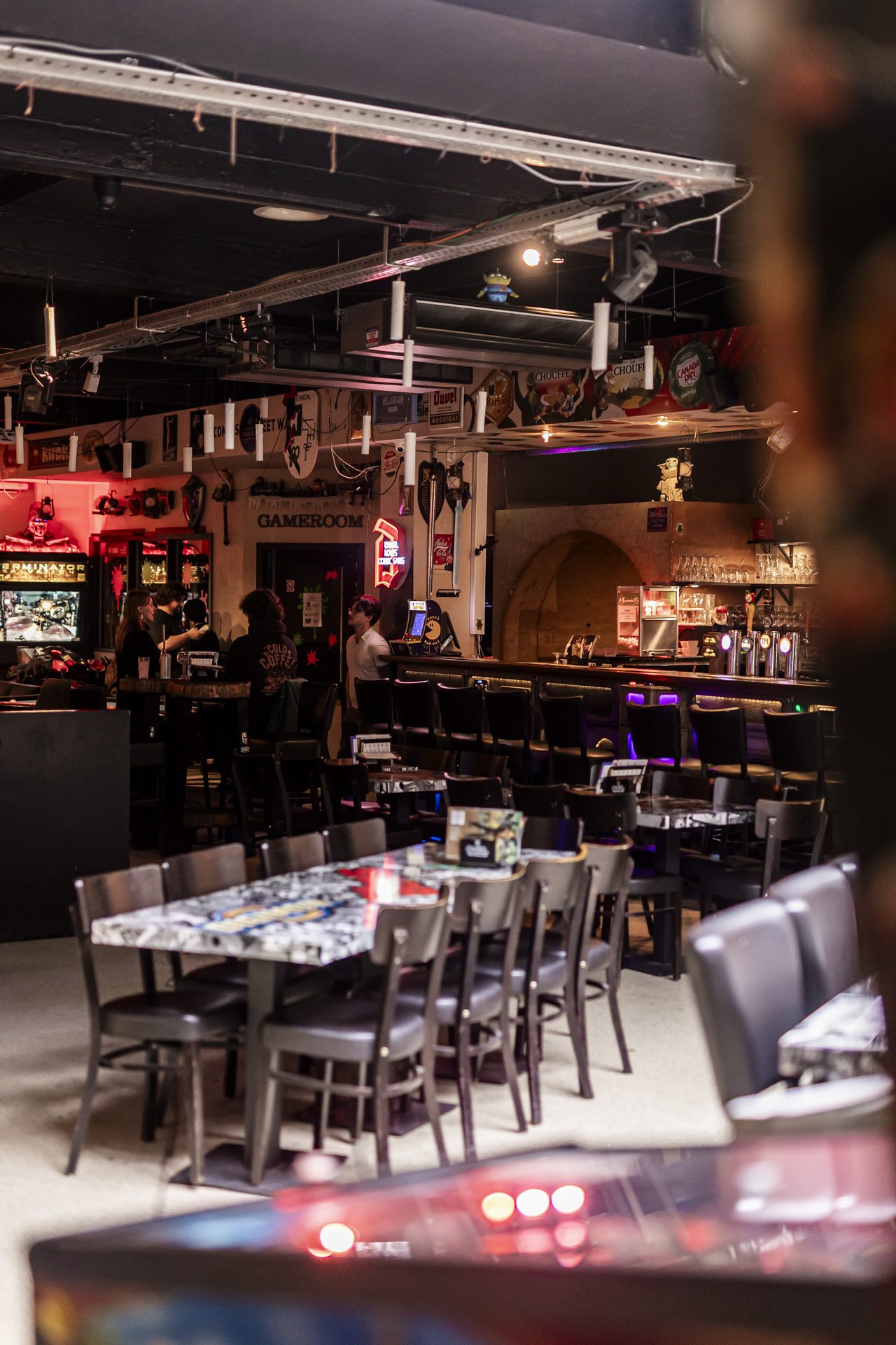 Zitplaatsen, bar en games in Café Comic Sans Gent